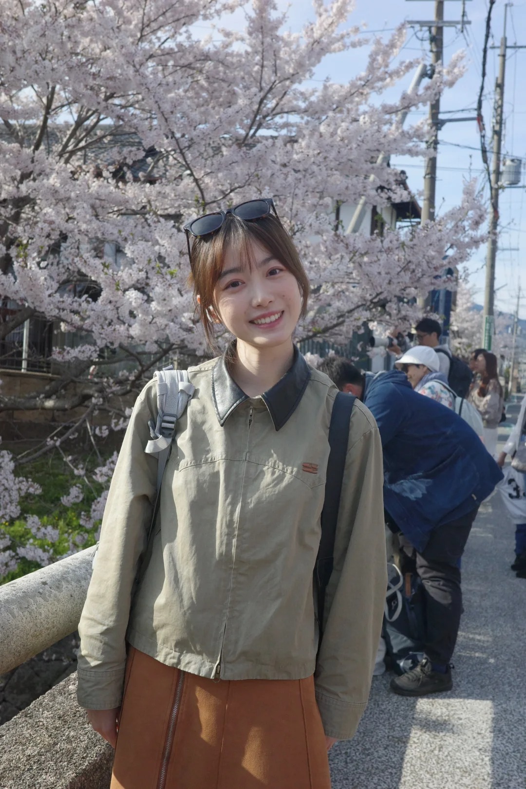 80岁老爷爷给我拍的
日本老爷爷拿着自己的相机在拍樱花，帮我拍的时候
居然说：来