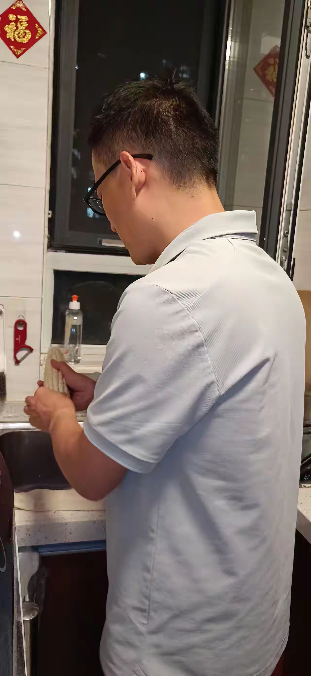 结婚时，老公穷的连房都买不起。

我妈却一分彩礼没要，就把我嫁过去了。

婚后，
