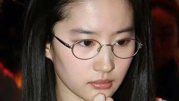 咱们来聊聊一个总能引发热议的话题——明星的无滤镜状态！
