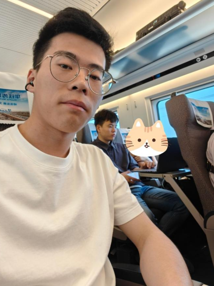 笑死！
 ⁡ ⁡ ⁡ ⁡ ⁡
坐高铁出差，后排