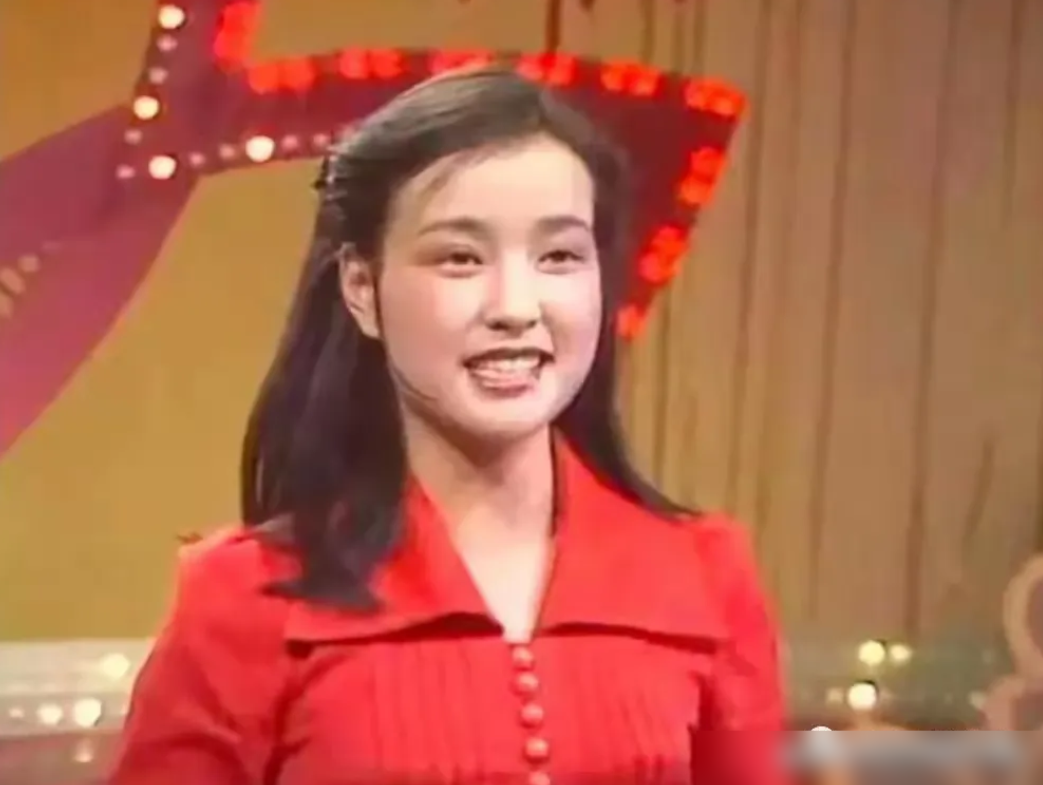 刘晓庆真会说，原话不翻译！

83年春晚，我穿了一件红毛衣，才2.15元，是从香