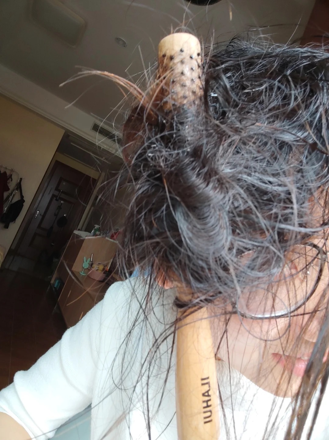 谁来拯救我💔💔💔
卷发梳卡在头发上了 护发素也试了 梳子上的球球也剪掉了 