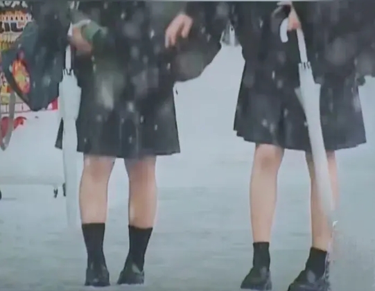 2月7日，日本遭强寒潮侵袭，下起了大雪，然而多地学校仍禁止女生穿裤袜。我一直以为