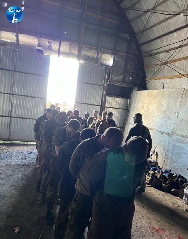 下图是乌军逮住的俄军俘虏，总共102人，隶属于俄罗斯第488近卫摩托化步兵团和车