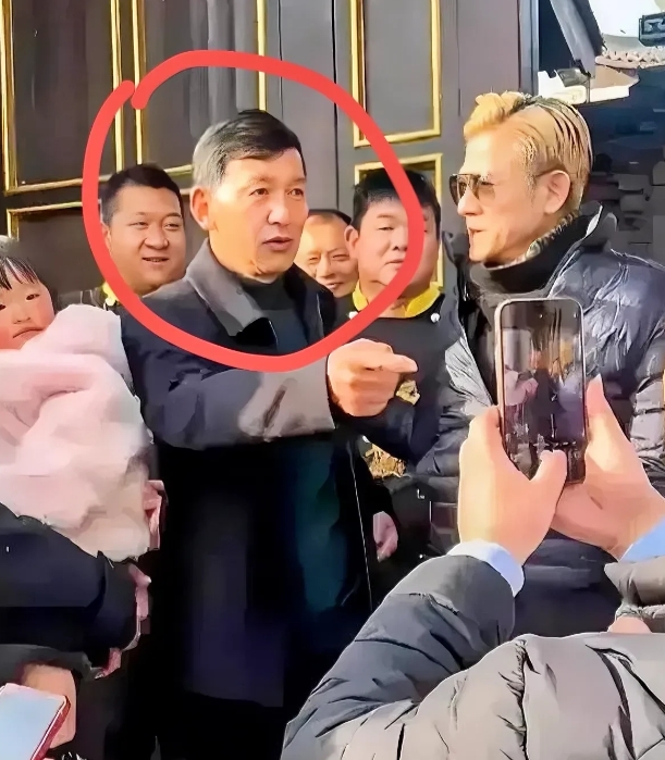 郭富城陪老婆回娘家过年
方媛爸爸有3个万万没想到：

第一个，没想到方媛爸爸从小