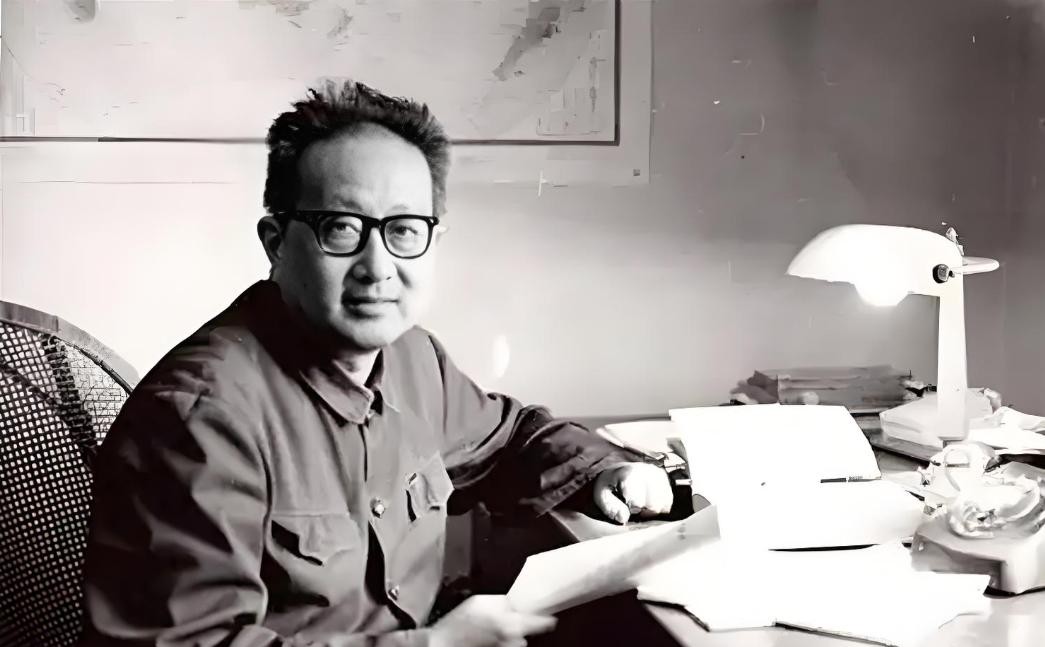 1955年，共产党员潘汉年因被认定为汉奸而被判刑15年，成为漫长冤案的主角。潘汉