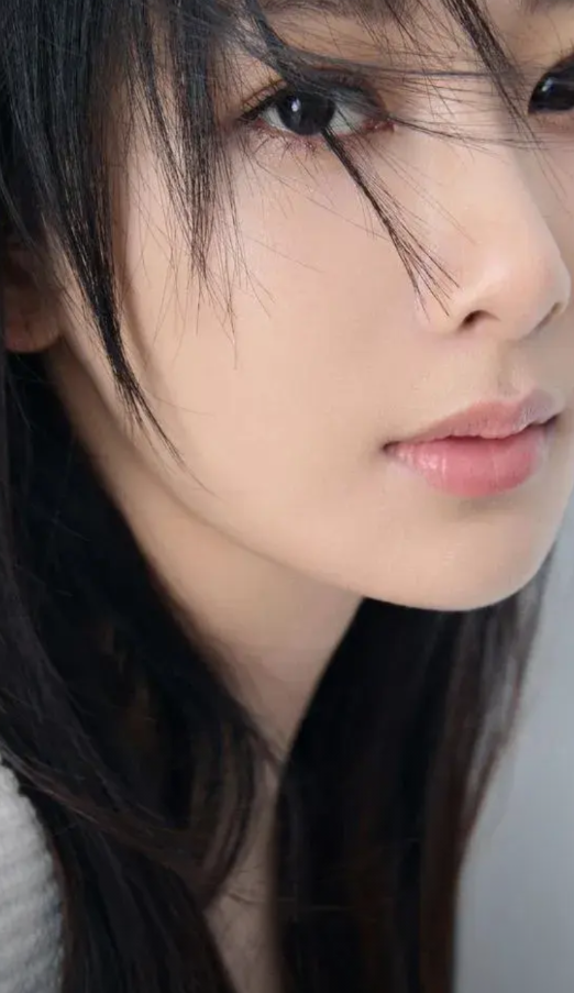 问：为什么杨紫剧一出，质疑外貌的声音就铺天盖地？

答：杨紫的演技没有争议。说起