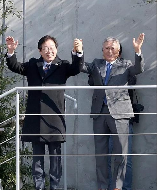 老文头这是敲打小李子呢？

韩国前总统文在寅春节前会见了共同民主党代表李在明。他
