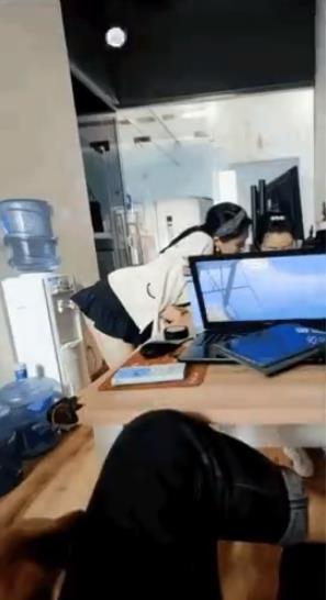 有点口渴，是不是该过去接杯水