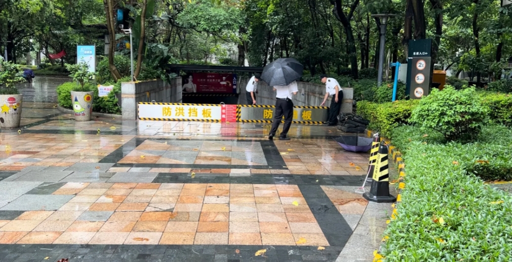 
“格美”强台风目前到了台湾海峡中部，我在福州，目前风不大，能感受到间歇性的暴雨