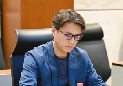 靳东这形象，演个厅级干部，毫无违和感。

不知道煤矿文工团团长是什么级别，不过现