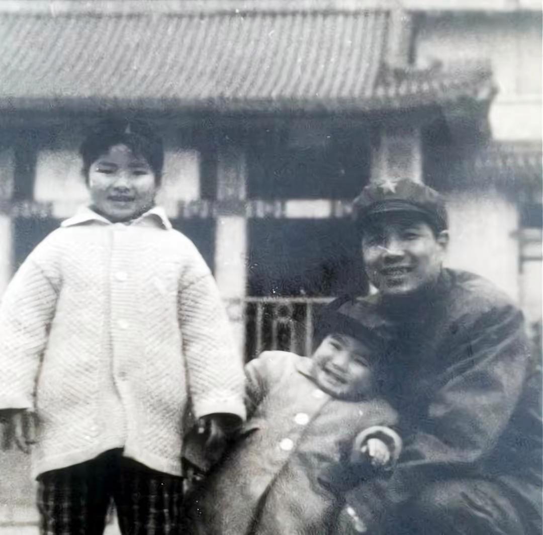 汪峰的爸爸和妈妈。
都是文艺兵出身，在部队的文工团工作。
汪峰姐弟二个人，后来也