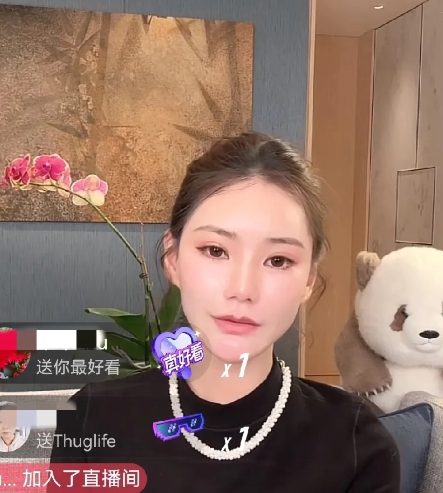 汪太太常态化直播了
隔三差五直播
在线人数一万+
分享服饰
配饰
分享美的东西