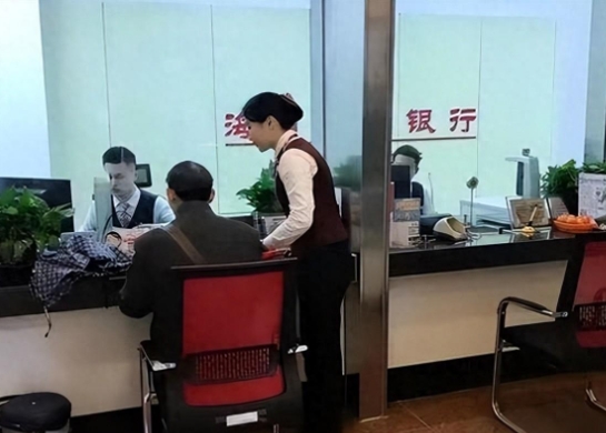 银行又闯祸了！浙江义乌，男子去银行存款400万，定期1年，到期后利息为13.2万