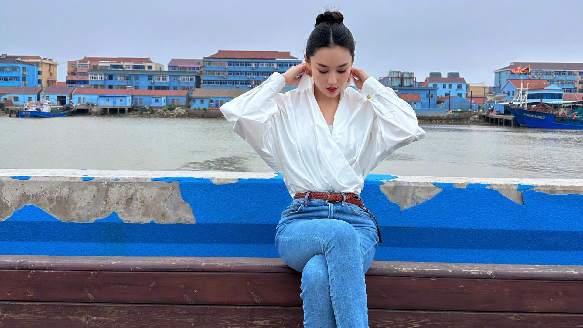 张馨予白色衬衫配紧身牛仔裤，双腿修长比例完美，简约不失时尚感
