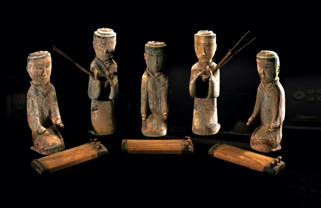 1971年，工人为修建医院正在打洞，往地下打孔时，突然，从孔里喷出一股气体，刺鼻