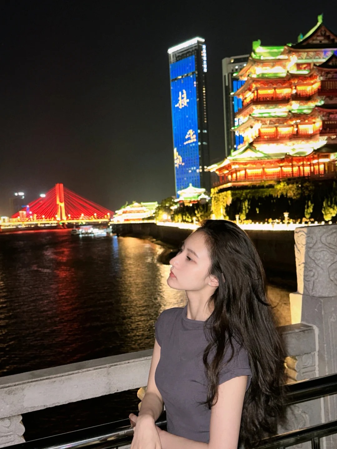 滕王阁最佳机位！
可以拍到大桥和滕王阁的夜景。
一直直走就可以到滕王阁入口啦