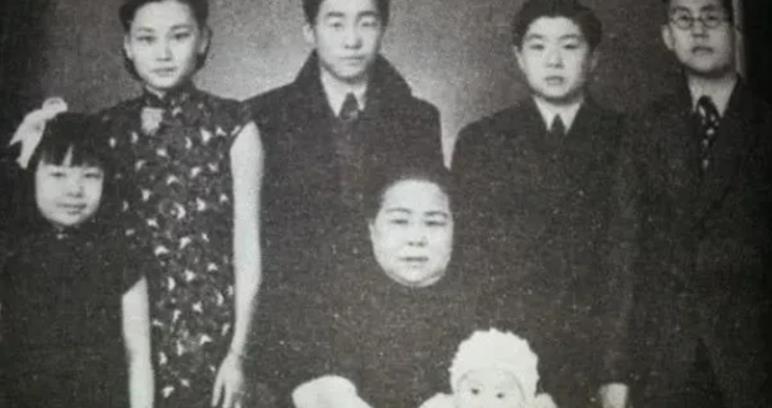 1938年1月，国民党上将韩复榘被枪决后，他的妻子高艺珍带着子女不知所措，原西北