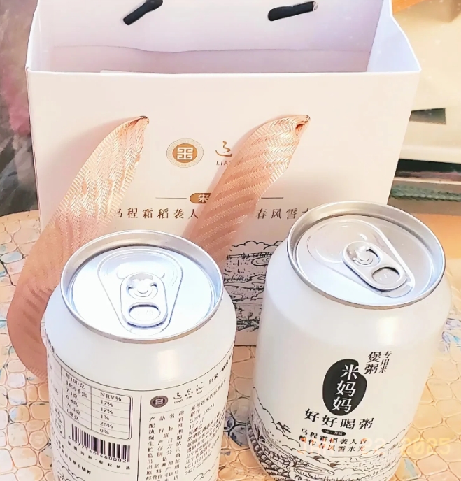 哈哈哈，坐公交也能得礼品[偷笑]各位友友小年快乐啊！要不是同事，早上发来小年快乐