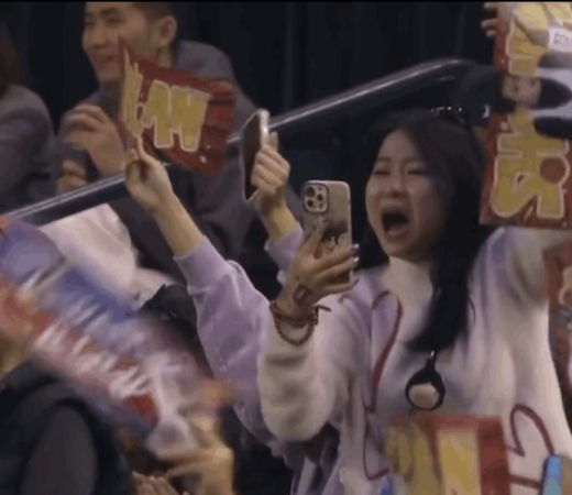 NBA名人赛，王鹤隶抢下篮板，打板命中！
名人赛一回合对战中，队友罚球不中，王鹤