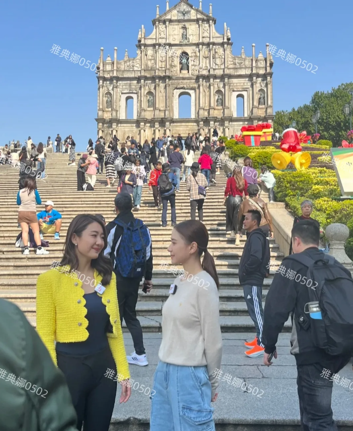 澳门大三巴偶遇何超莲录综艺，本人很漂亮脸很小五官深邃立体混血感强，个子不高瘦瘦小