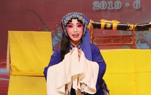这个才应该是给编制的，河南安阳，90后女孩花光60万积蓄，养活剧团40个人。

