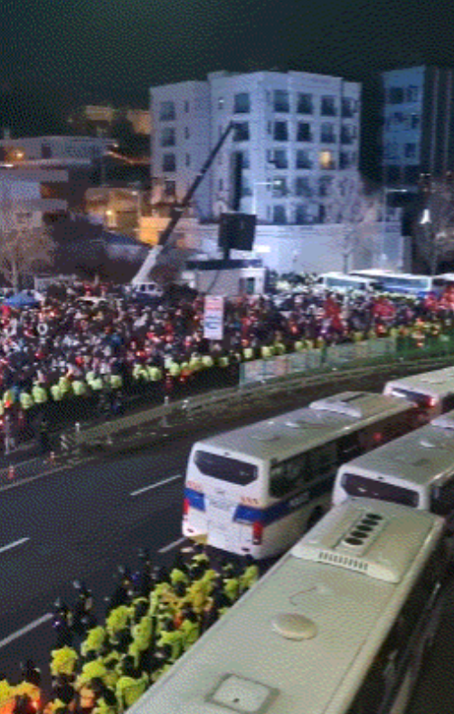 中方记者在韩国首尔遭围攻，对方差点出手打人：快滚！我们韩国人讨厌中国人！


当
