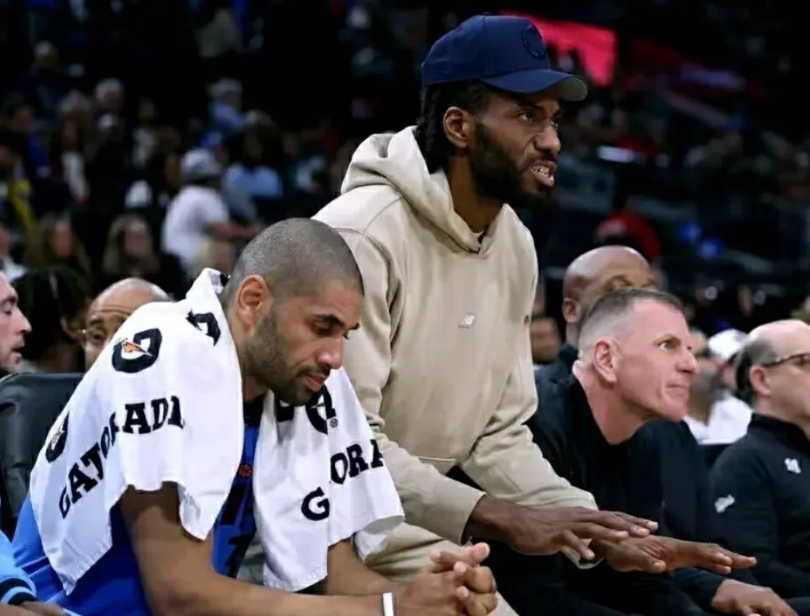 说实话：小卡还是不要回来了，快船三巨头打的越来越好了，好担心小卡回来影响快船现在