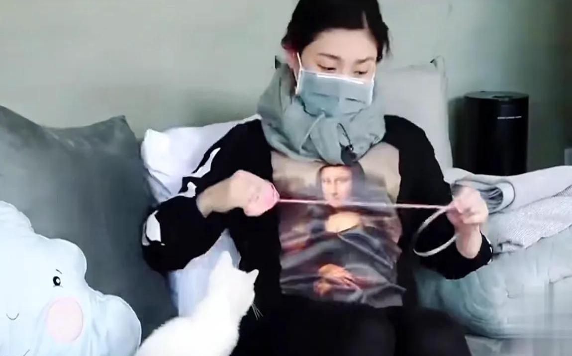 万万没想到，荧幕上的大明星，背地里竟然玩了这么一出！她那些看似甜蜜的居家视频，现