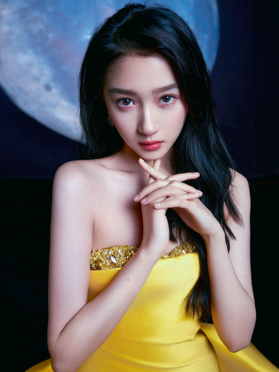 关晓彤微博之夜明黄露背长裙