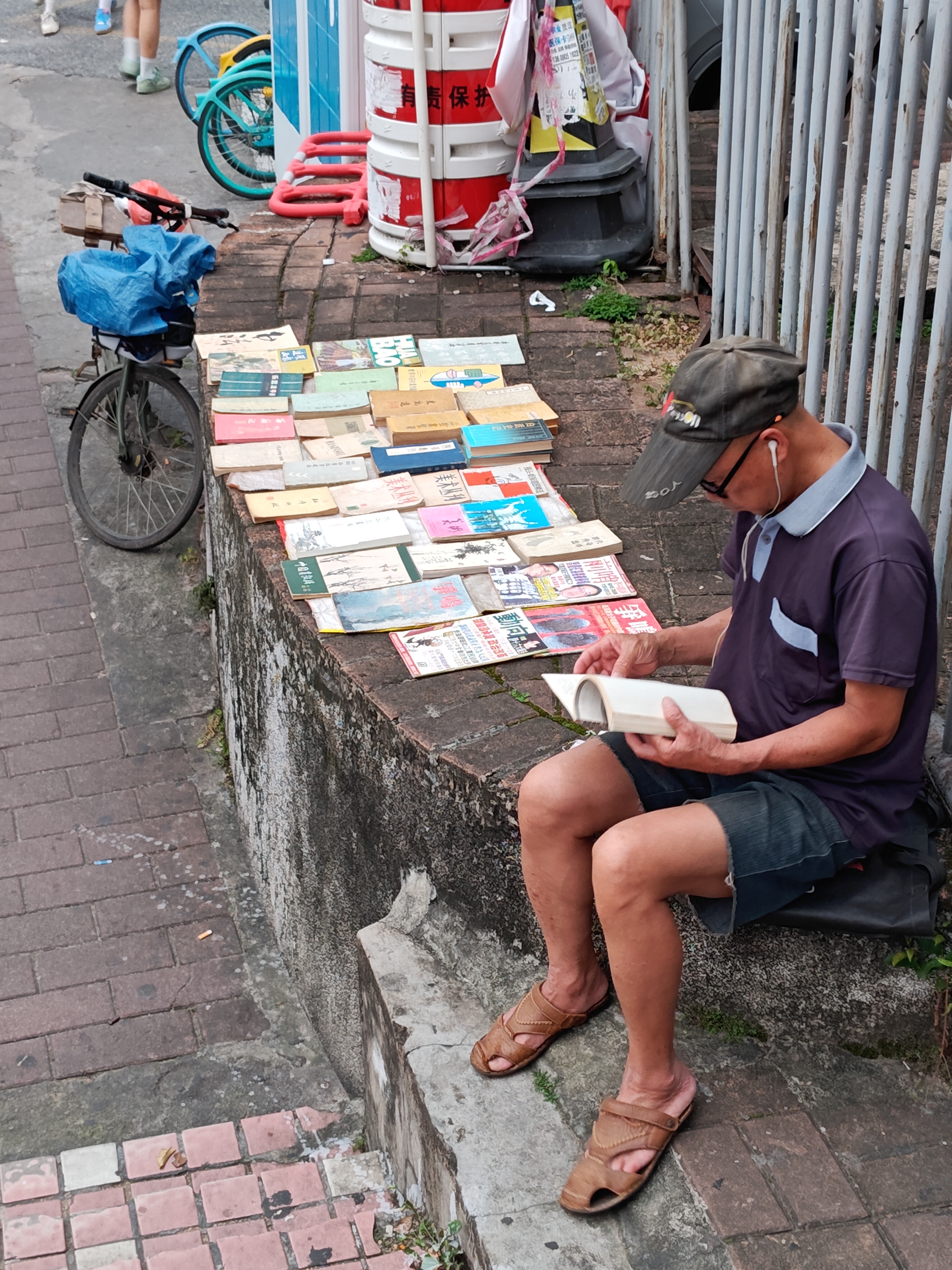 闹市中手不释卷，有静气。