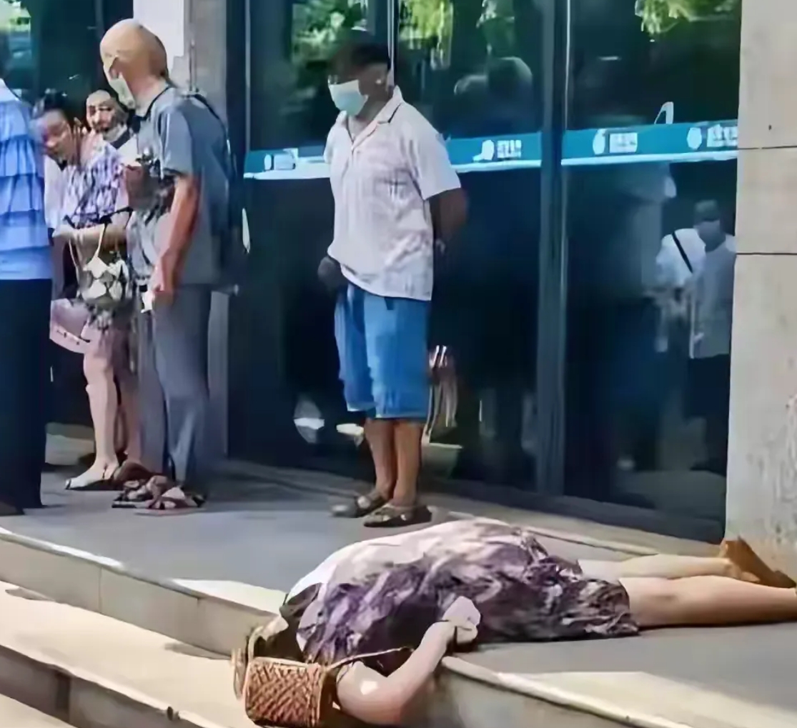 形同陌路？
这一社会现象，长此以往下去，是很可悲的事情！大型商场门口，一老者突发