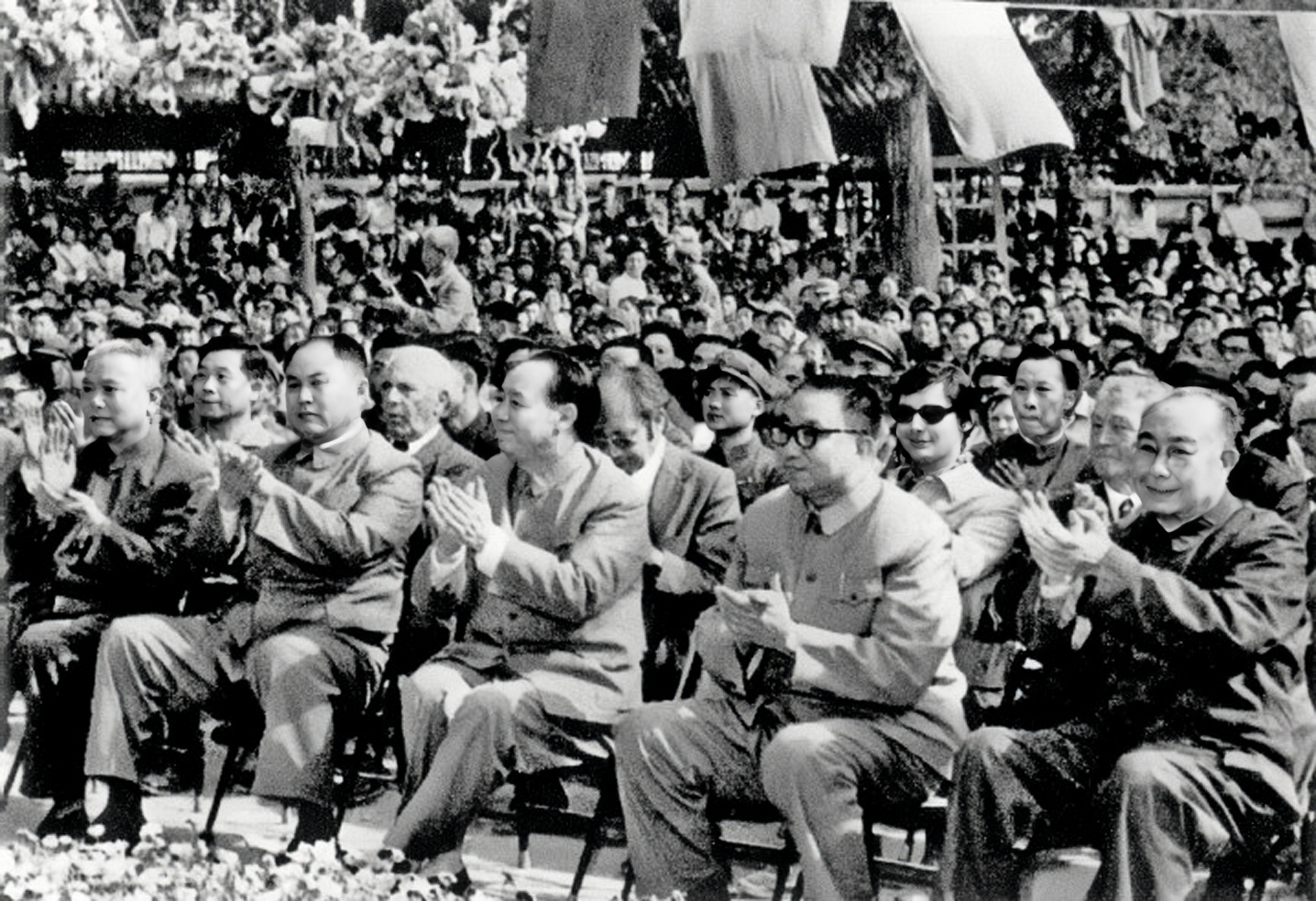 华国锋问吴德，如果昌平的坦克六师不听命令，能不能把它拦住？吴德回答说，他不确定，