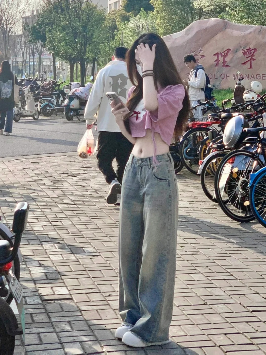 明明穿的很普通…但就是感觉 好美啊啊啊!!🥺
挺直腰板主打一个气质🧐
灰蓝色