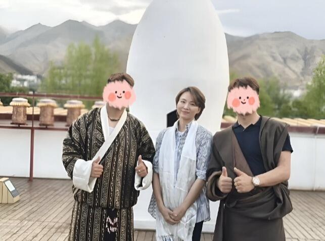 50岁董卿现身拉萨，素颜出镜似少女