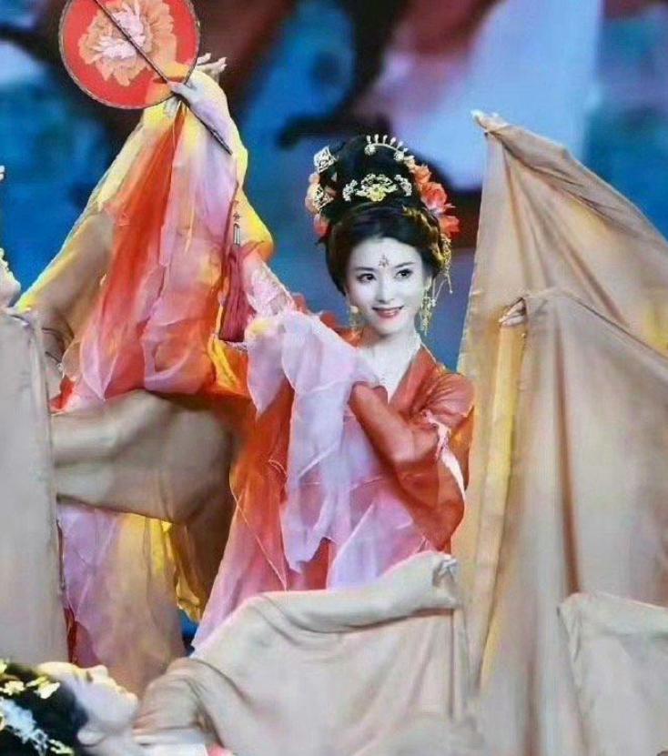 近年来，不少观众发现古装剧的妆容和造型似乎不再像过去那样精致复杂，反而显得简单朴