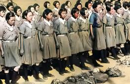 这张照片拍摄1949年9月25日，酒泉初解放，突然涌入40名年轻漂亮的女子，她们