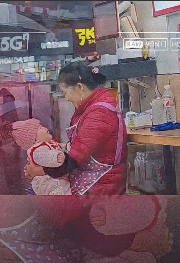 重庆，一对夫妻带着10个月大孩子出去吃饭，没曾想当老板娘看到夫妻二人抱着孩子吃饭