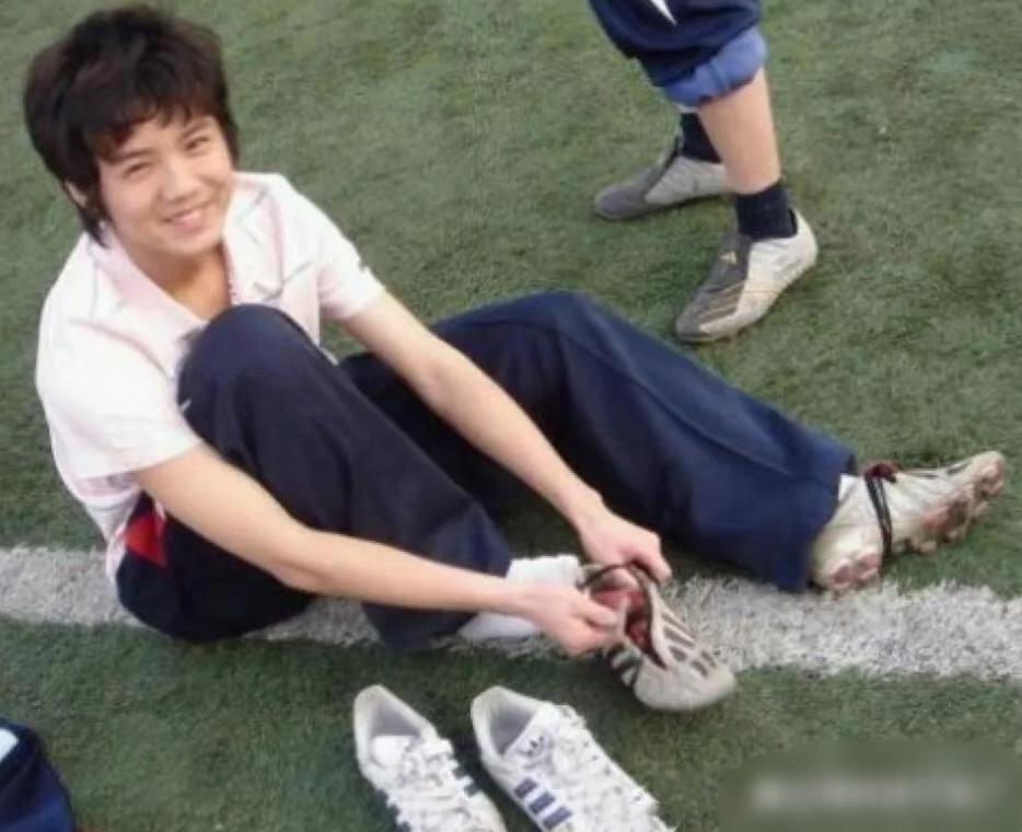 这是一个顶流高中时候的照片