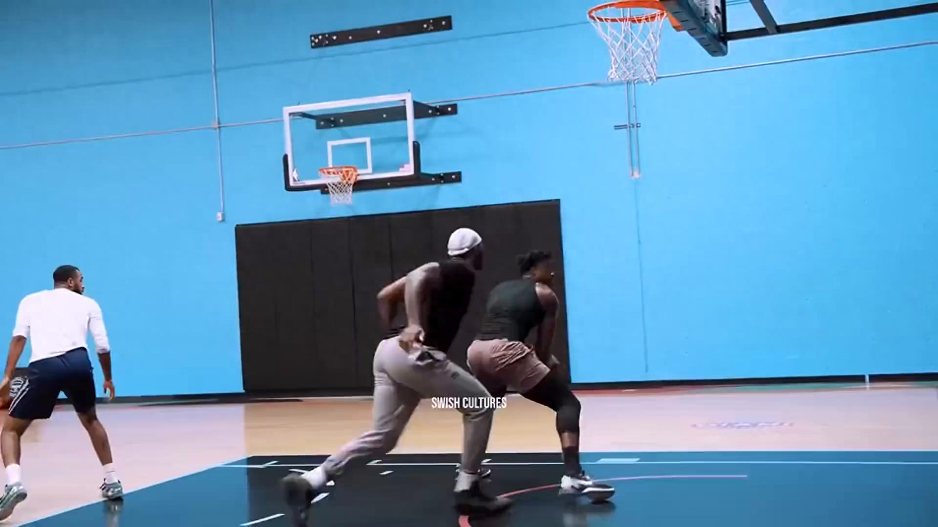 两届NBA盖帽王去年退役，如今改玩健身：肌肉炸裂比霍华德还壮