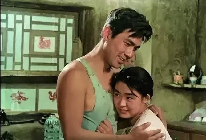 1981年，19岁的丛珊出演《牧马人》，有一场和朱时茂拥抱的戏，拍了几次都过不了