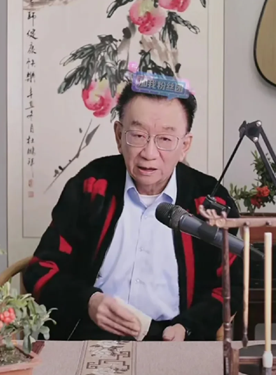 侯耀华直播格局高了。今天侯耀华直播，众多网友盼着他说说郭德纲，侯耀华一句话让人泪