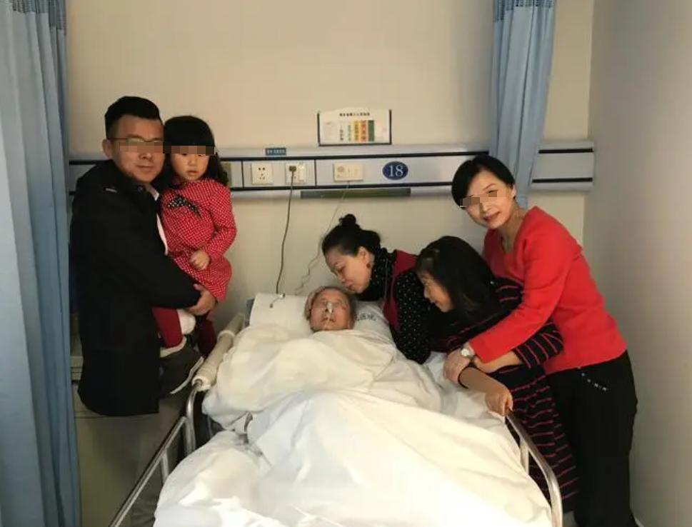 心酸！安徽阜阳，一名女子陪着姥姥到医院检查，乘坐电梯时，姥姥突然瞪大眼睛，盯着旁