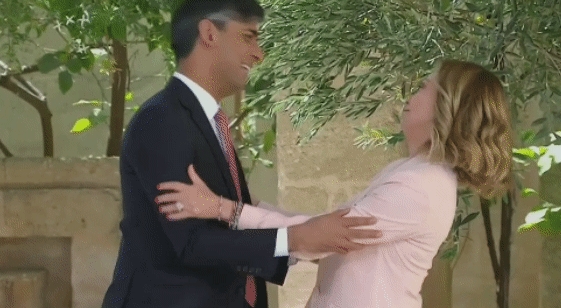 英国首相苏纳克给意大利总理梅洛尼来了个疯狂打kiss。

只见梅洛尼在等待参会者
