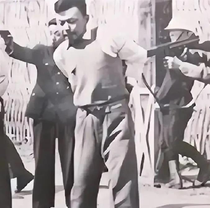 “起死回生？”1941年，地下党宋更新被敌人拖到野外枪毙，敌人对他连开三枪，其中