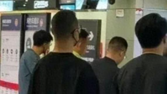 53岁汪峰机场接儿子，剪寸头紧身裤帅气，离婚后立志做好爸爸