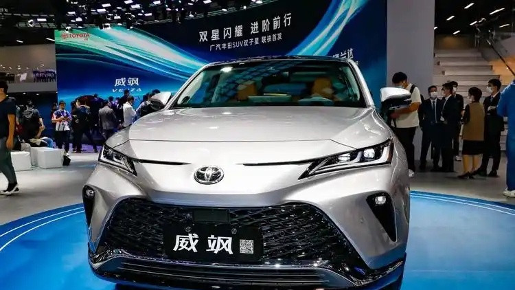 丰田放大招！汉兰达“小弟”狂降5万，5米+混动SUV，油耗5.8L真香