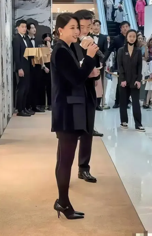 殷桃这双高跟鞋也太离谱了！尺码感觉起码大出三四码...