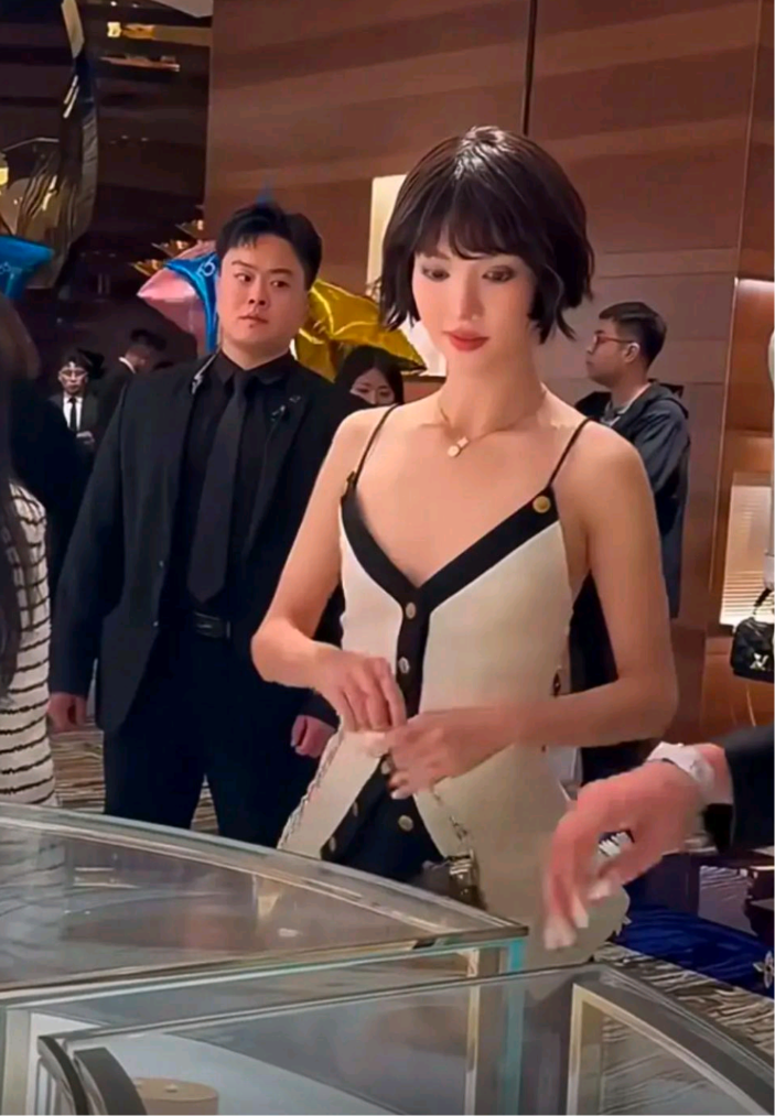 金晨在上海广场被拍。我也是服了她的装扮，别人穿衣服都是尽量弥补自己的缺点，她是哪