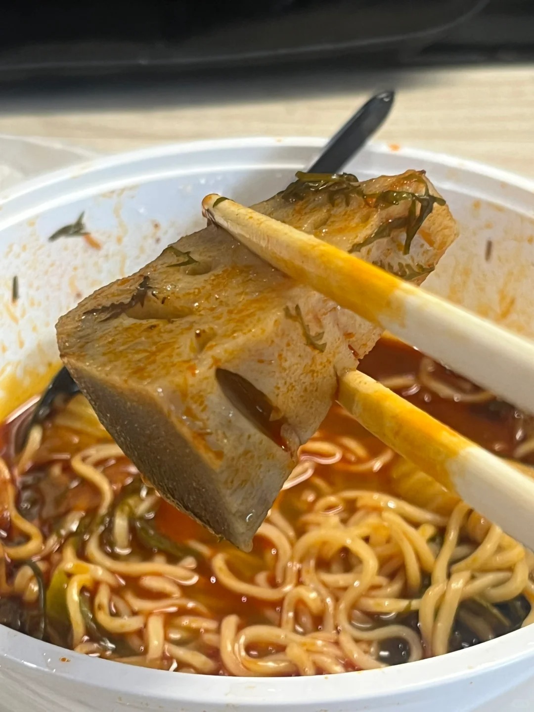 麻辣烫里吃出来鞋后跟
点了碗麻辣烫吃，谁把鞋后跟放我麻辣烫里了